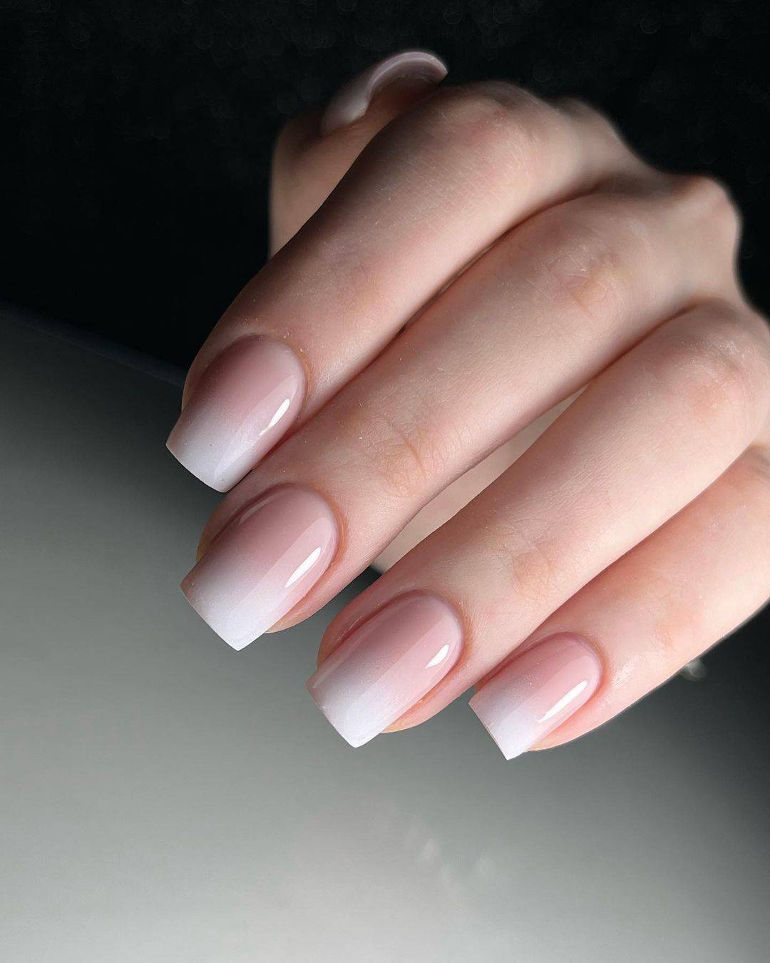 Descubre las uñas baby boomer, la tendencia antiedad de este 2023 en manicuras elegantes. @motylove_paznokcie