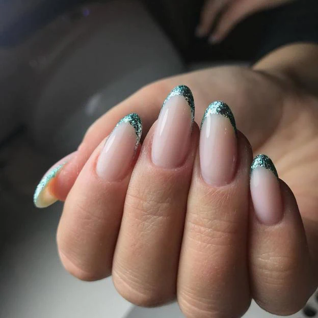 Manicura francesa con glitter / @queencontenails